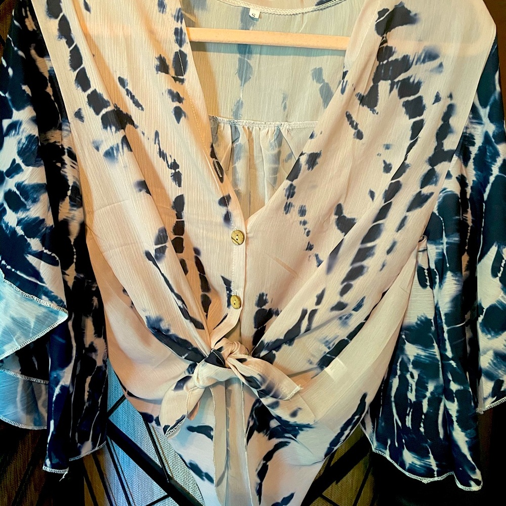 Small Tie-Dye Loose Fitting V-Neckline Blouse